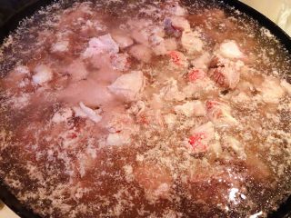 牛肉炖豆腐,锅中烧开水放入牛肉焯水去除杂质和油脂