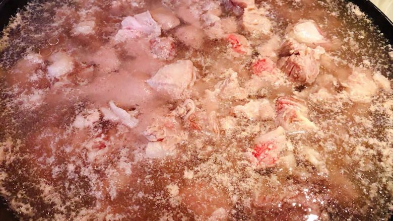 牛肉炖豆腐,锅中烧开水放入牛肉焯水去除杂质和油脂