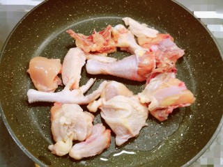 电饭煲焖鸡,起油锅 油热后放入鸡块
