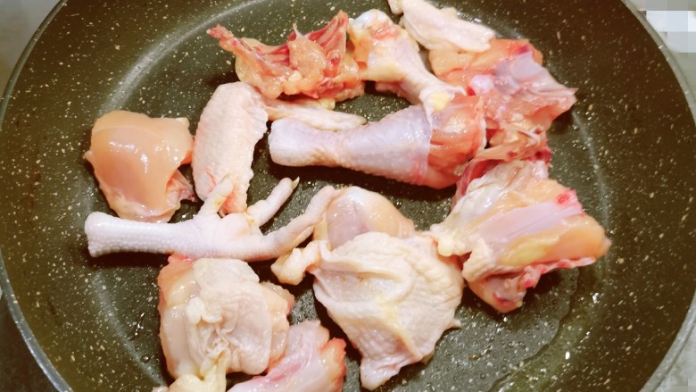 电饭煲焖鸡,起油锅 油热后放入鸡块