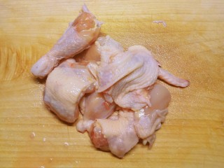 电饭煲焖鸡,半只三黄鸡 切块备用