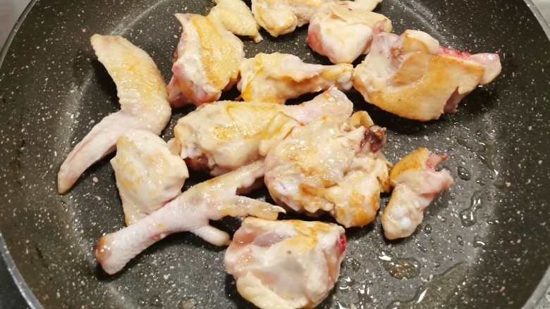 电饭煲焖鸡,煎至微微焦黄