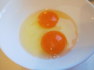 鸡蛋韭菜盒子,鸡蛋打入两个加少许盐搅拌均匀。