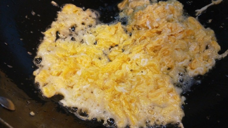 鸡蛋韭菜盒子,倒入鸡蛋炒出鸡蛋碎。