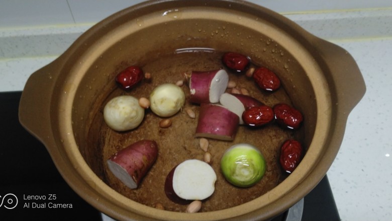 红薯、蔓菁、红枣、花生、玉米面粥,锅中放入清水、红薯、蔓菁、红枣、花生