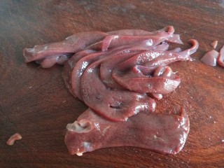 菠菜猪肝粥,切成小条。