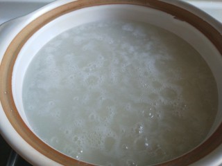 菠菜猪肝粥,加入开水熬制。