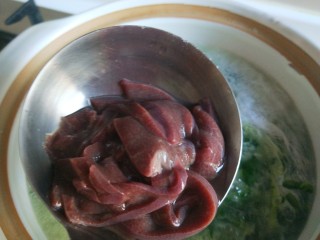 菠菜猪肝粥,放入菠菜，猪肝煮五分钟。