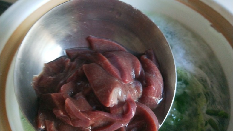 菠菜猪肝粥,放入菠菜，猪肝煮五分钟。