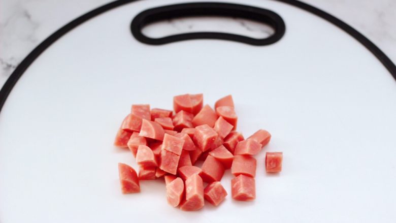 青口火腿青菜粥,<a style='color:red;display:inline-block;' href='/shicai/ 437'>火腿肠</a>去掉外皮后，用刀切成小丁。