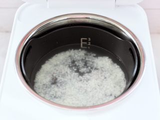 青口火腿青菜粥,我加的纯净水，刚好在锅体的的-2的位置上。