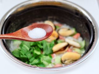 青口火腿青菜粥,根据个人口味，加入适量的盐调味。
