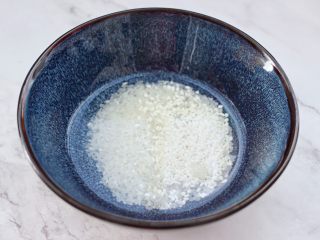 青口火腿青菜粥,大米和糯米清洗干净后，浸泡20分钟。
