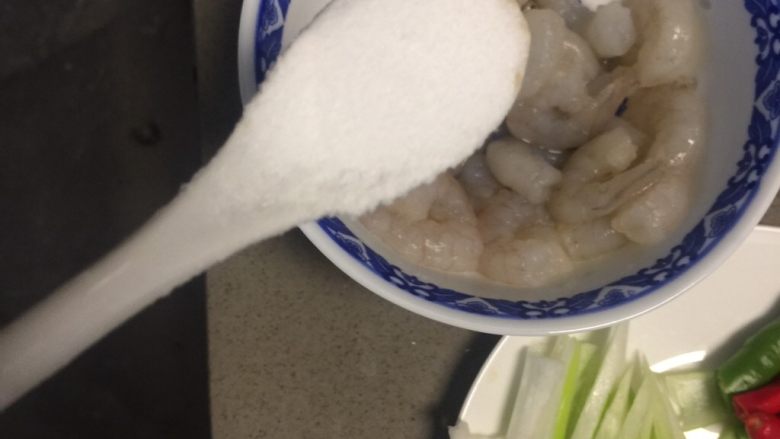 虾仁炒木耳青笋,加入适量的盐和胡椒粉