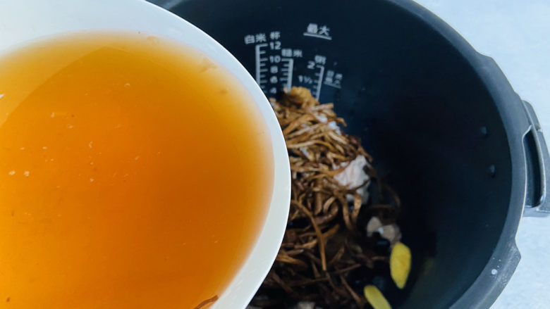 茶树菇排骨汤,倒入浸泡茶树菇的水