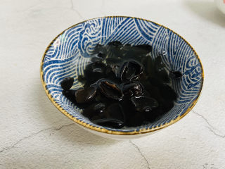 茶树菇排骨汤,黑木耳清洗后再泡软