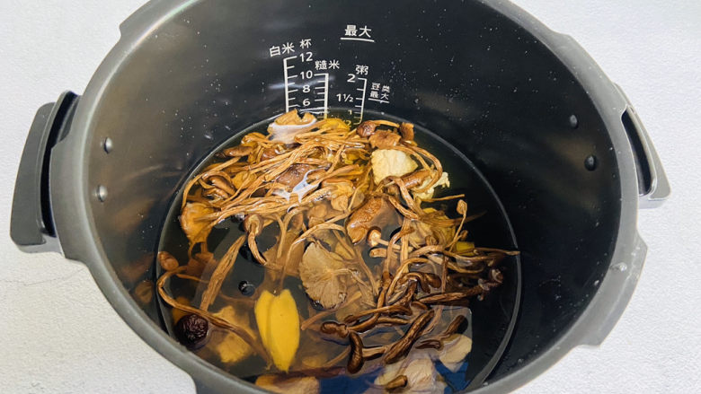 茶树菇排骨汤,水量莫过食材