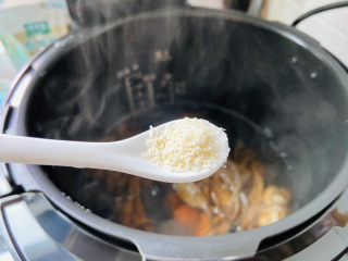 茶树菇排骨汤,1小茶匙鸡精调味