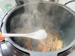 茶树菇排骨汤,30分钟待电压力锅排完气后再添加1小茶匙盐搅拌均匀