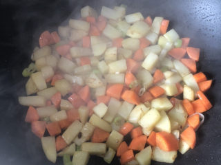 咖喱盖饭,炒完了鸡肉炒土豆胡萝卜。还是热锅热油，先炒土豆胡萝卜，后放葱花。加盐适量，大火炒至土豆金黄。