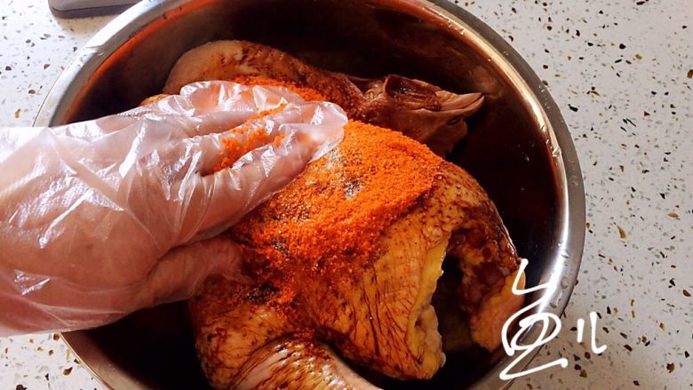 电饭煲焖鸡,将腌料涂满鸡身，按摩几分钟