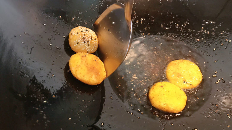 南瓜糯米饼,两边炸至金黄色即可捞出沥干油。
