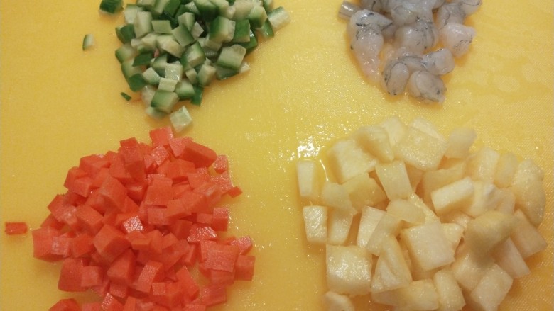 菠萝虾仁炒饭,全部切好备用。