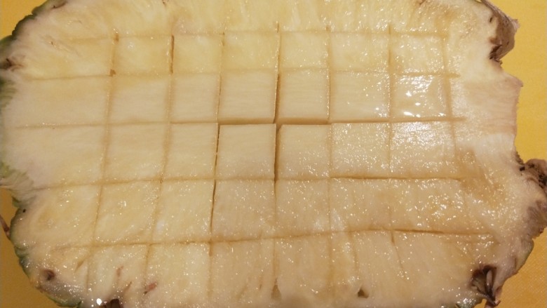 菠萝虾仁炒饭,用刀切成小块。