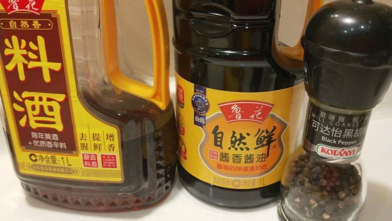 菠萝虾仁炒饭,料酒，自然鲜酱油，黑胡椒。