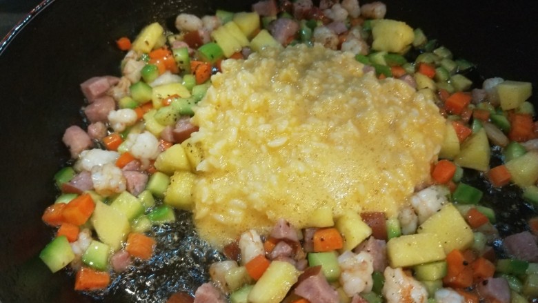 菠萝虾仁炒饭,倒入米饭炒均匀。