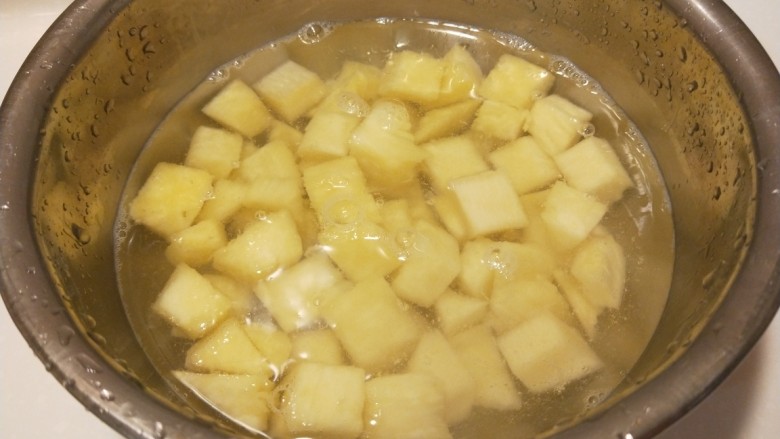 菠萝虾仁炒饭,先泡一下在洗去盐味儿。