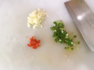 蒜蓉烤茄子,准备好蒜切碎，葱切花，小米辣切细。
