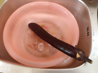 蒜蓉烤茄子,紫茄子洗净。