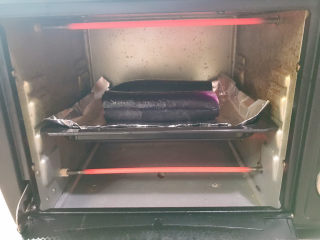 蒜蓉烤茄子,烤箱预热180度，上下火，中层。放入茄子，烤约20分钟。按自家烤箱温度不同调整哦。