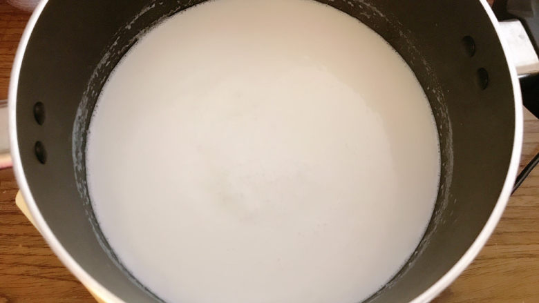椰子冻,拌至白凉粉溶化关火。