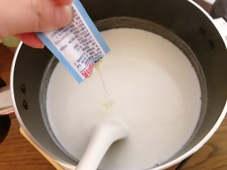 椰子冻,快速加入炼乳搅拌均匀。