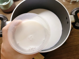 椰子冻,加入牛奶50ml。
