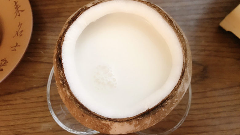 椰子冻,把做好的凉粉椰汁倒入，静止至凝固。放凉放入冰箱冷冻一下会更好吃。