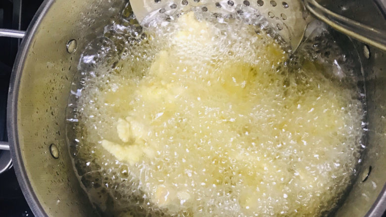 糖醋小酥鸡,5成油温炸至表面微黄