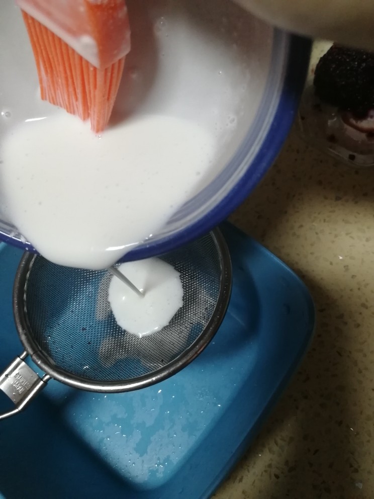 素食养生(冬季篇)——桑椹椰汁膏,混合后过滤一遍椰汁糊