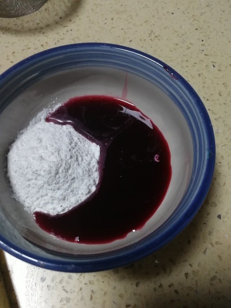 素食养生(冬季篇)——桑椹椰汁膏,再用粘米粉适量，倒入桑椹汁