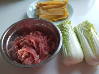 水煮肉片,猪里脊肉切片，娃娃菜两颗，豆皮两张切条。