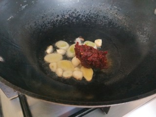 水煮肉片,加入一勺郫县豆瓣酱。