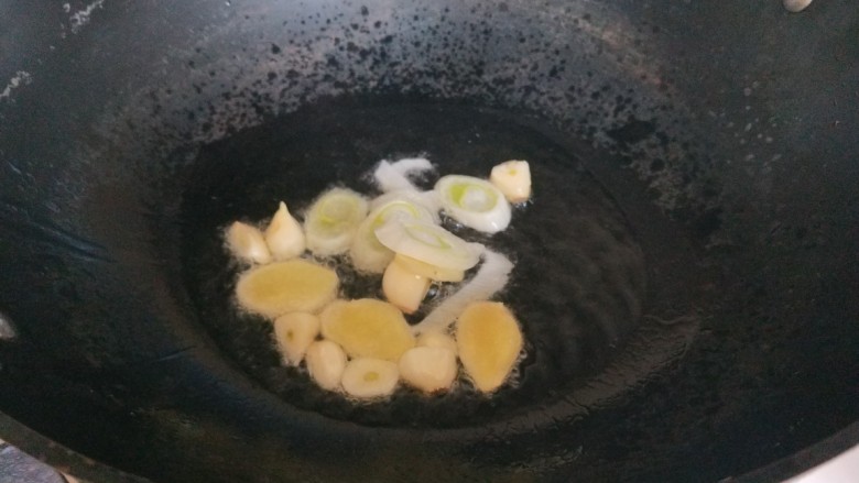 水煮肉片,炒香葱姜蒜。