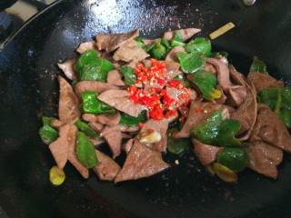 辣椒炒猪肝,炒均匀加小米碎。