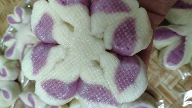 紫薯花朵馒头,底部也是很漂亮的哦！O(∩_∩)O