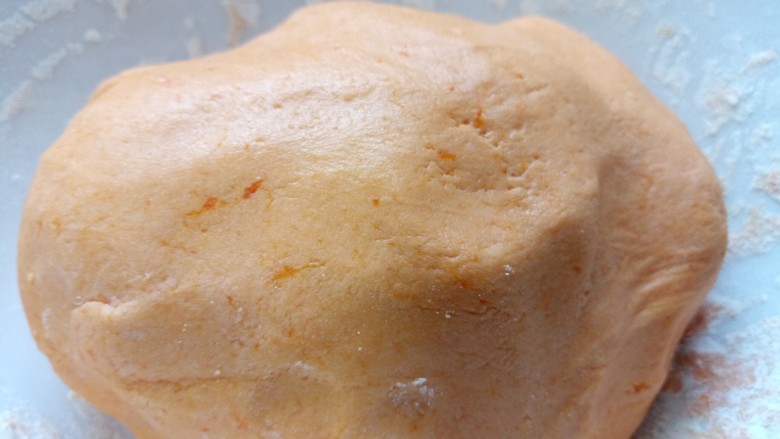 南瓜芝麻球,慢慢的依次加入糯米粉直至可以揉成不粘手的糯米团