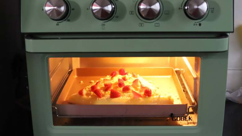 草莓酥粒面包,将烤箱提前预热，预热好以后将烤盘放入烤箱中下层，大点的烤箱可以放中层，上下火，180度烘烤25分钟即可。