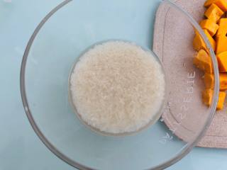 奶香南瓜粥,首先把大米和小米淘洗干净留着备用。有些喜欢吃糯米的朋友也可以加些糯米。