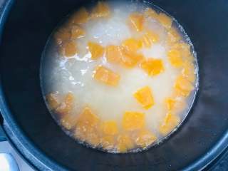 奶香南瓜粥,开启预约一键煮粥功能，早上起来就能吃了。刷完牙，洗完脸，再打开盖子，南瓜小米粥都煮好了，用勺子把煮烂的南瓜捣碎就可以食用了。